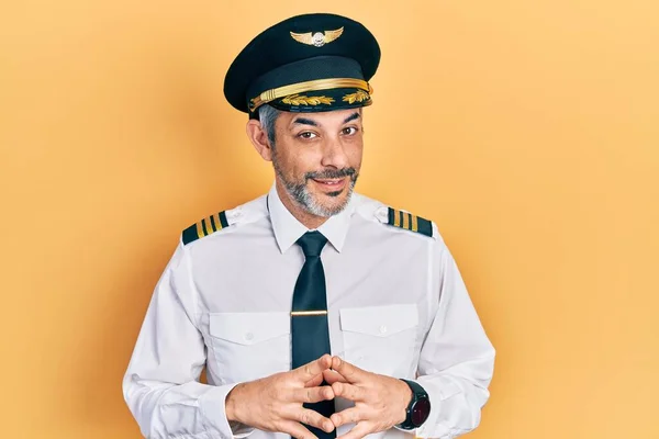 Pohledný Muž Středního Věku Šedivými Vlasy Uniformě Pilota Letadla Ruce — Stock fotografie