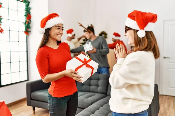 Grupo Jóvenes Reunión Navidad Mujer Sorprendente Con Regalo Otra Chica — Foto de Stock