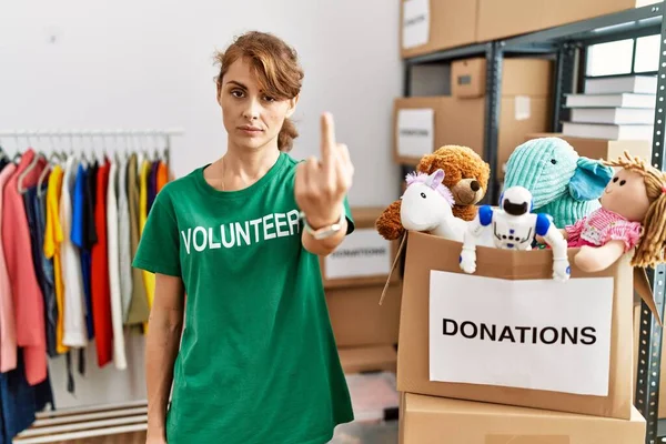 Beautiful Caucasian Woman Wearing Volunteer Shirt Donations Stand Showing Middle — ストック写真