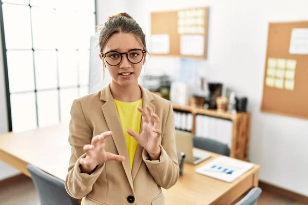 Junge Brünette Teenager Tragen Business Stil Büro Angeekelten Ausdruck Ungehalten — Stockfoto