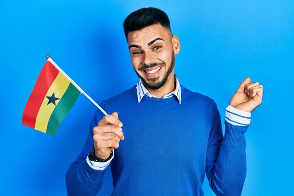 Ung Latinamerikansk Man Med Skägg Håller Ghana Flagga Skriker Stolt — Stockfoto
