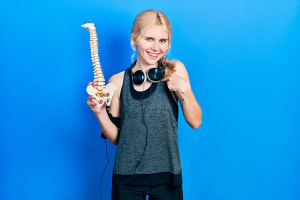 Beautiful Caucasian Sports Woman Blond Hair Holding Anatomical Model Spinal — Stockfoto