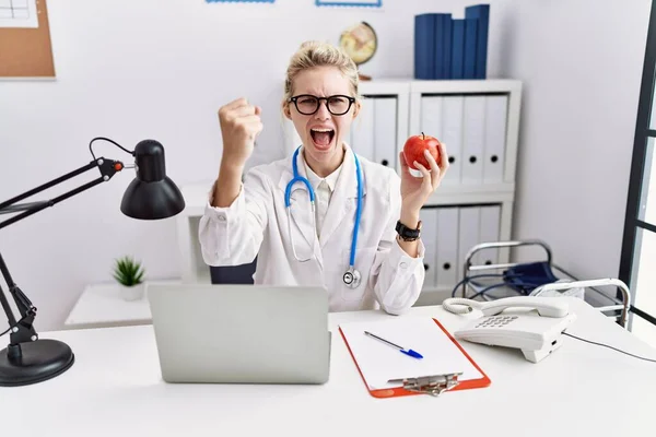 Young Doctor Woman Working Dietitian Clinic Annoyed Frustrated Shouting Anger — Stok fotoğraf