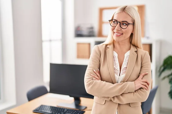 Young Blonde Woman Business Worker Standing Arms Crossed Gesture Office — Stok fotoğraf