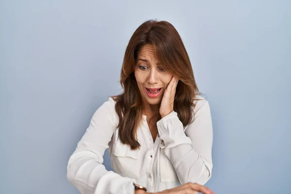 Hispanic Woman Standing Isolated Background Looking Watch Time Worried Afraid — Stock Photo, Image