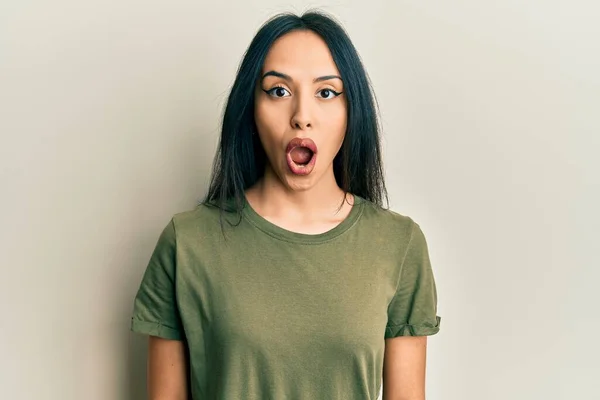 Jong Hispanic Meisje Dragen Casual Shirt Bang Geschokt Met Verrassing — Stockfoto
