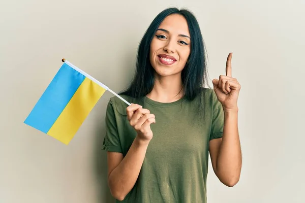 Νεαρή Ισπανίδα Που Φοράει Ουκρανική Σημαία Χαμογελώντας Μια Ιδέα Ερώτηση — Φωτογραφία Αρχείου