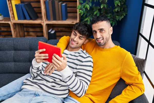 Δύο Άνδρες Ζευγάρι Χρησιμοποιώντας Touchpad Κάθεται Στον Καναπέ Στο Σπίτι — Φωτογραφία Αρχείου