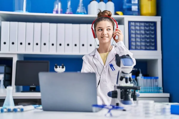 Urocza Dziewczyna Naukowiec Pomocą Laptopa Pracy Laboratorium — Zdjęcie stockowe