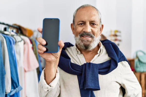 在服装店拿着智能手机的白发老人 — 图库照片