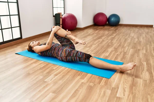 Young Woman Stretching Sport Center — Stock Photo, Image