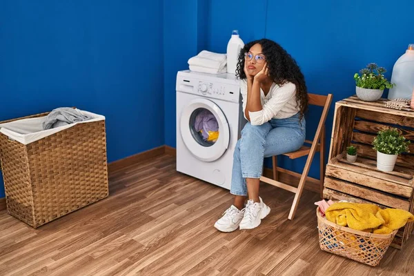 Jonge Latijnse Vrouw Saai Wachten Wasmachine Bij Wasserette — Stockfoto