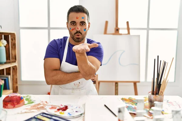 Joven Hombre Hispano Con Barba Estudio Arte Con Cara Pintada — Foto de Stock