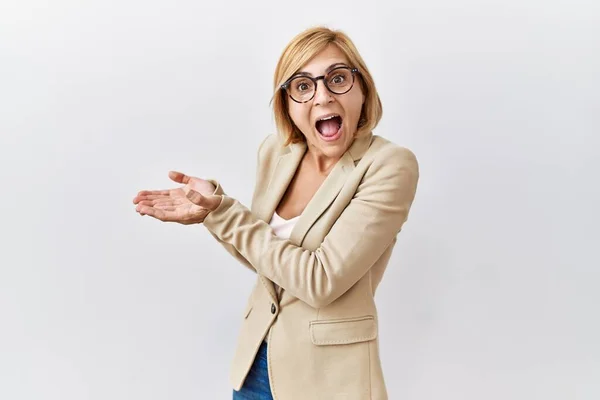 Middelbare Leeftijd Blonde Zakenvrouw Staan Geïsoleerde Achtergrond Wijzen Opzij Met — Stockfoto