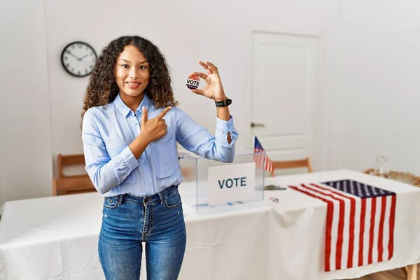 笑顔で明るい投票によって政治運動に立っている美しいヒスパニック系の女性幸せと自然な表現で側に手と指を指して — ストック写真