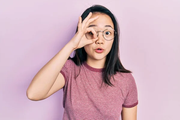 Menina Chinesa Jovem Vestindo Roupas Casuais Óculos Fazendo Gesto Chocado — Fotografia de Stock