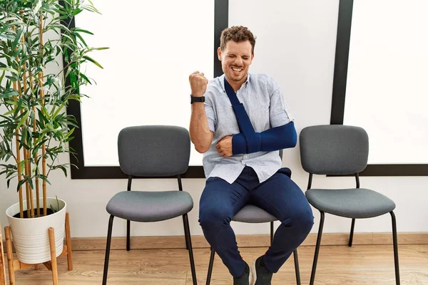 Handsome Young Man Sitting Doctor Waiting Room Arm Injury Very — Stockfoto