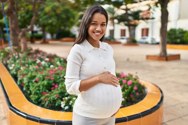 Jong Latin Vrouw Zwanger Glimlachen Zelfverzekerd Aanraken Buik Park — Stockfoto