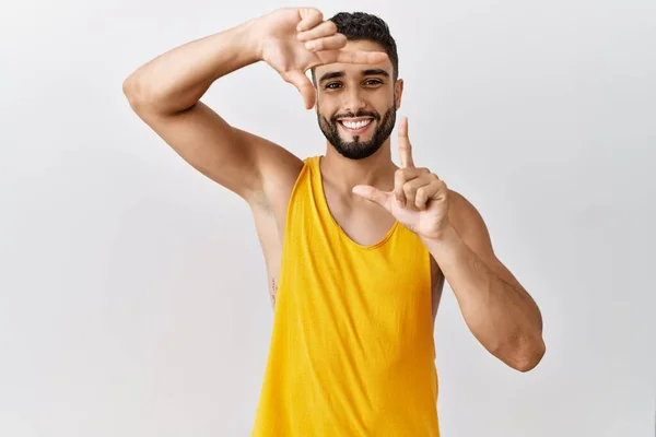 Homem Bonito Jovem Com Barba Sobre Fundo Isolado Sorrindo Fazendo — Fotografia de Stock