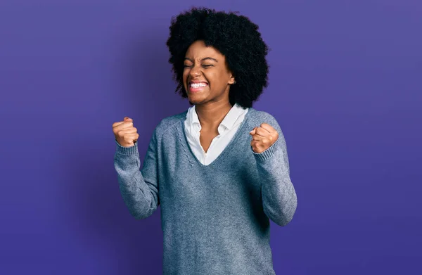 Молода Афро Американська Жінка Одягнена Діловий Одяг Дуже Щаслива Захоплена — стокове фото