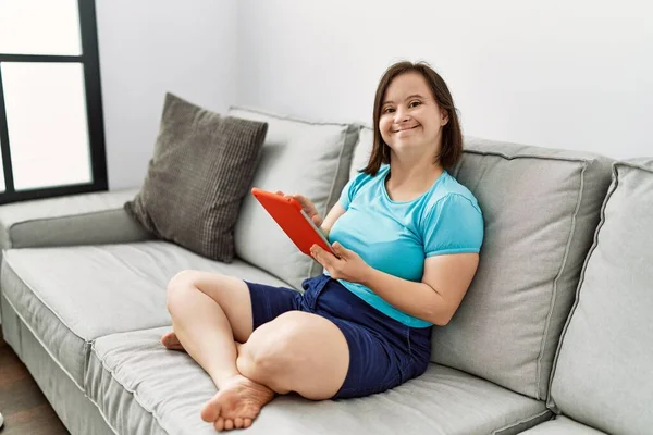 Mulher Morena Com Síndrome Sentado Sofá Usando Tablet Sala Estar — Fotografia de Stock