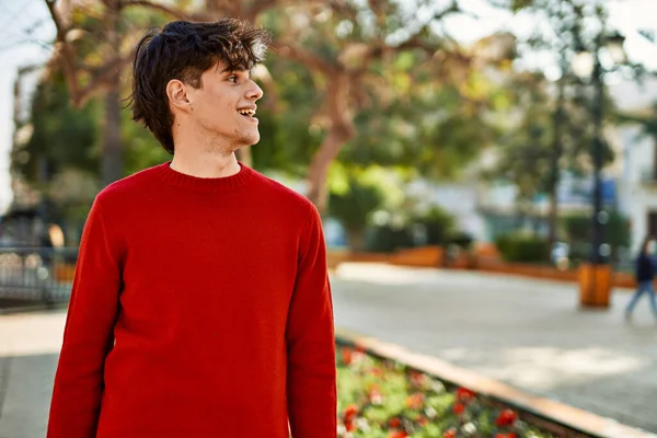 Joven Hispano Sonriendo Feliz Pie Ciudad — Foto de Stock