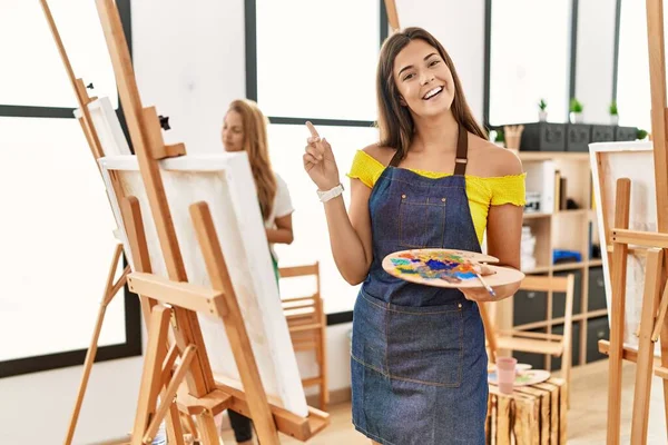 Jovem Hispânica Sala Aula Arte Sorrindo Feliz Apontando Com Mão — Fotografia de Stock