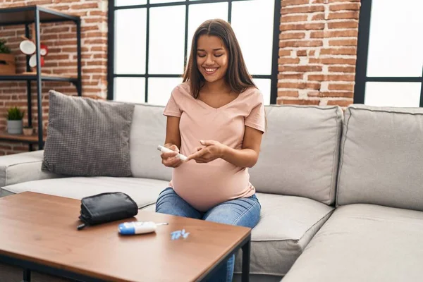 Jonge Latijnse Vrouw Zwanger Meten Glucose Thuis — Stockfoto