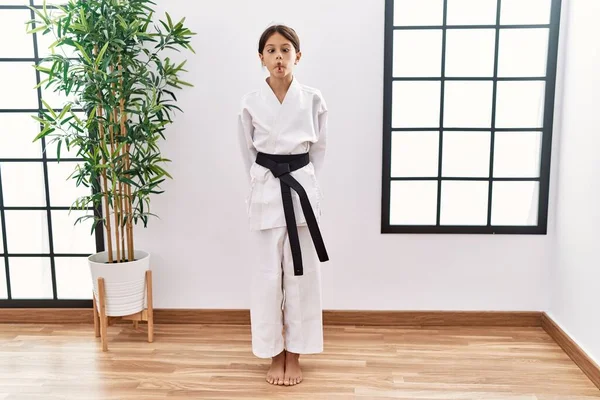 Ung Latinamerikansk Flicka Klädd Karate Kimono Och Svart Bälte Gör — Stockfoto