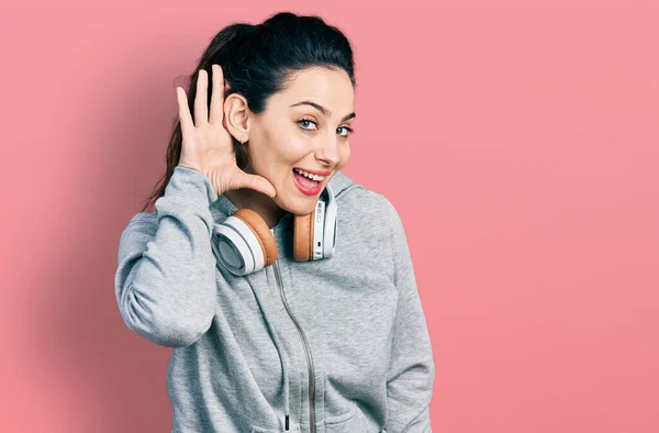Mujer Hispana Joven Usando Ropa Gimnasia Usando Auriculares Sonriendo Con —  Fotos de Stock