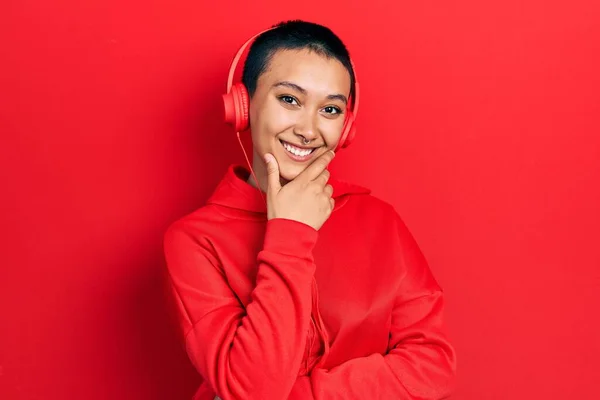 Bella Donna Ispanica Con Capelli Corti Che Ascolta Musica Usando — Foto Stock