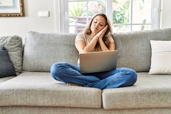 Vacker Ung Brunett Kvinna Sitter Soffan Med Hjälp Datorn Laptop — Stockfoto