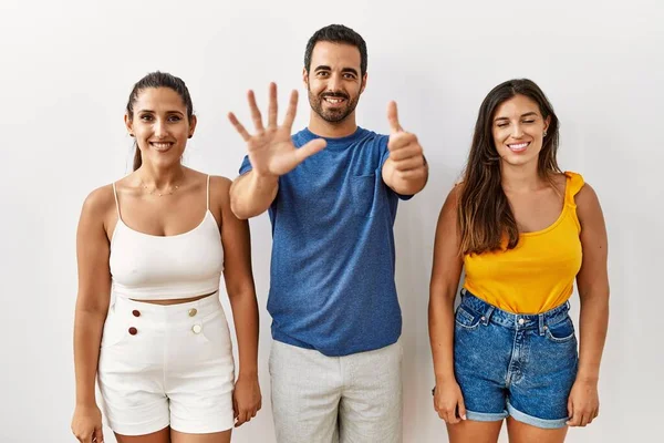 Grupo Jóvenes Hispanos Pie Sobre Fondo Aislado Mostrando Señalando Con — Foto de Stock