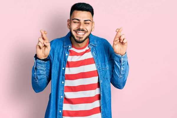 Junger Hispanischer Mann Mit Bart Lässiger Jeansjacke Und Erhobenem Zeigefinger — Stockfoto
