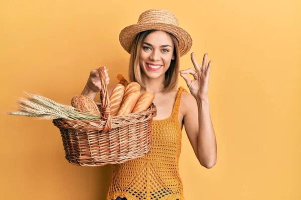 Beyaz Tenli Sarışın Kadın Elinde Hasırdan Sepet Tutuyordu Elinde Ekmek — Stok fotoğraf
