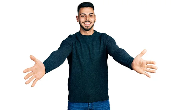 Giovane Uomo Ispanico Con Barba Indossa Maglione Invernale Casual Guardando — Foto Stock