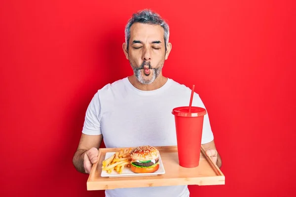 Jóképű Középkorú Férfi Ősz Hajjal Ízletes Klasszikus Hamburgert Eszik Sült — Stock Fotó