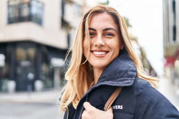 Jovem Loira Sorrindo Confiante Rua — Fotografia de Stock