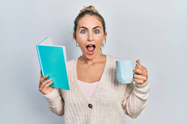 Hermosa Mujer Caucásica Con Pelo Rubio Leyendo Libro Bebiendo Una — Foto de Stock