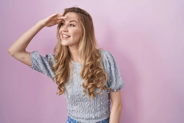 Mooie Blonde Vrouw Die Roze Achtergrond Staat Erg Blij Glimlachend — Stockfoto