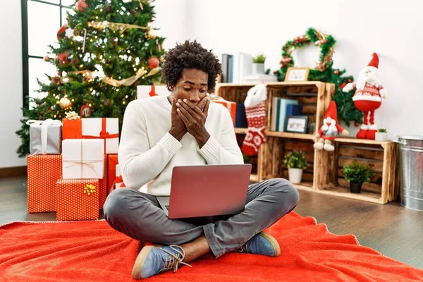 Jovem Afro Americano Usando Laptop Sentado Árvore Natal Chocou Cobrindo — Fotografia de Stock