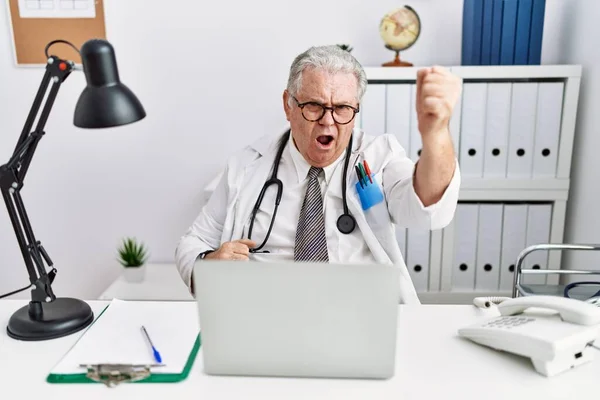 Doktor Üniforması Giyen Kıdemli Beyaz Adam Klinikte Steteskop Kızgın Kızgın — Stok fotoğraf