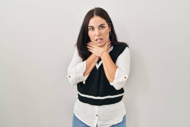 Genç İspanyol kadın izole edilmiş arka planda durup bağırıyor ve boğularak ölüyor çünkü acı verici bir boğulma. Sağlık problemi. Boğulma ve intihar konsepti. 