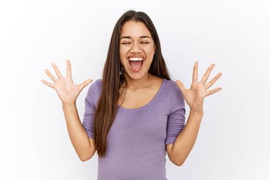 Genç esmer kadın arka planda durmuş başarının çılgınlığını kutluyor kollarını kaldırmış, gözlerini kapatmış heyecanla haykırıyor. Kazanan konsept 