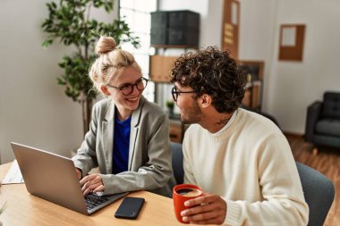 Ofiste çalışırken gülümseyen iki İspanyol iş adamı..