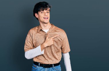 Yakışıklı hippi genç adam 90 'lı yılların modası gibi gülümsüyor. 