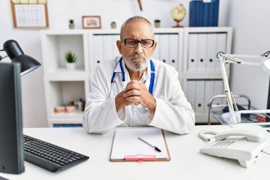 Klinikteki olgun doktor bunalımlı ve endişeli, sinirli ve korkmuş. hüzünlü ifade. 