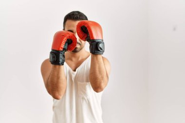 İzole edilmiş beyaz arka plan üzerinde boks yapan genç bir İspanyol.