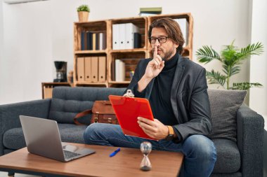 Muayenehanede çalışan yakışıklı, orta yaşlı bir adam sessiz olmak istiyor. sessizlik ve gizli konsept. 