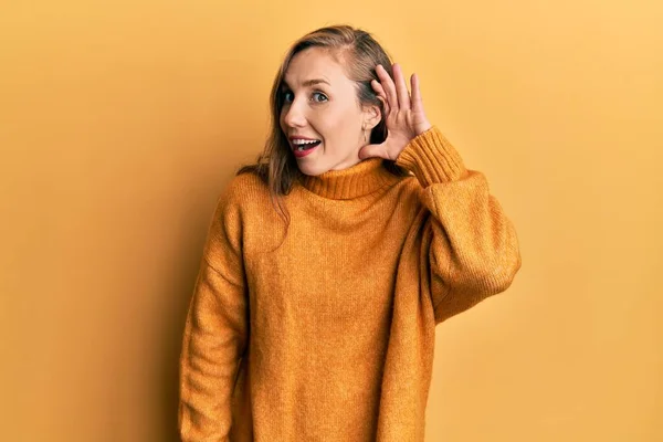 Młoda Blondynka Luźnych Ciuchach Uśmiechnięta Słuchająca Plotek Plotek Koncepcja Głuchoty — Zdjęcie stockowe